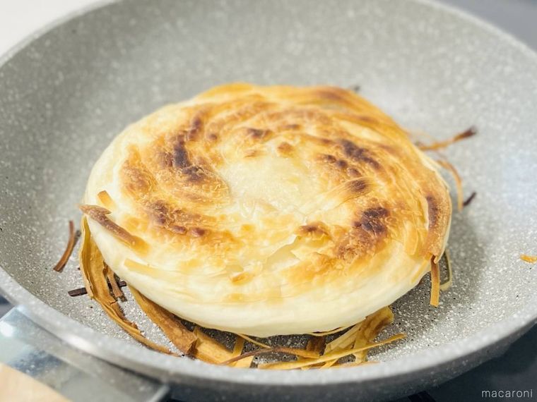 ロオジャーモーの生地をフライパンで焼いた様子