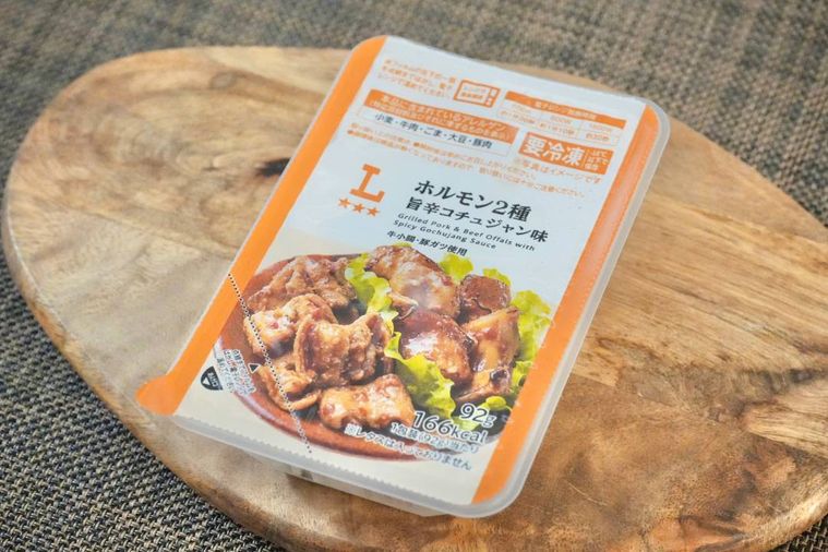 木のカッティングボードにのった冷凍食品のホルモン