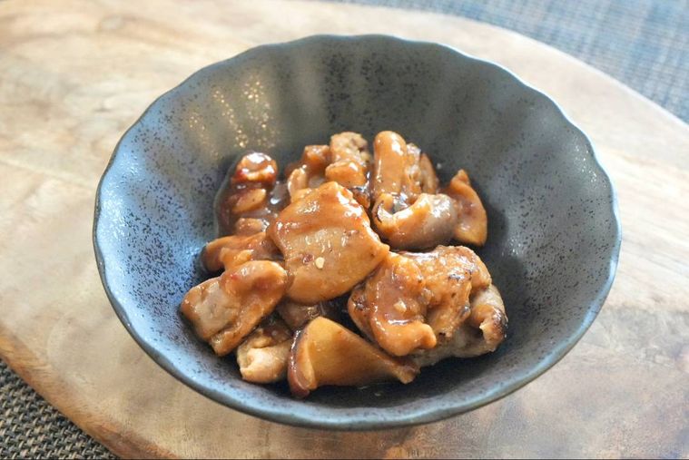 黒い器に盛られたコチュジャン味のホルモン