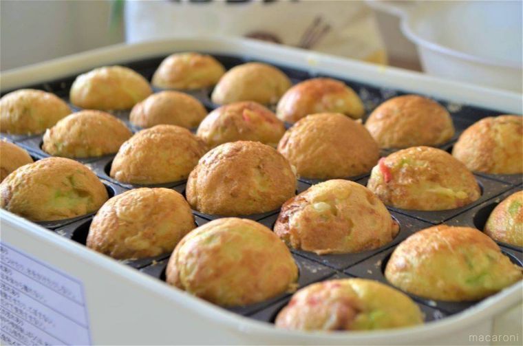 たこ焼き器でたこ焼きを焼いている様子