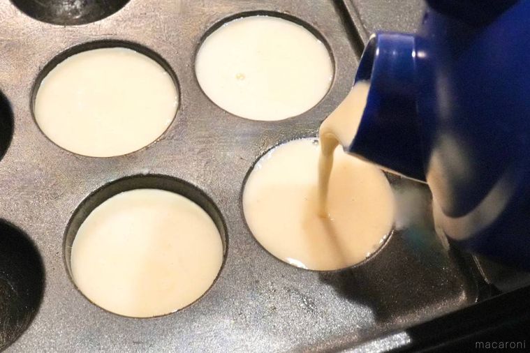 たこ焼き器にプロテインシェイカーから生地を注ぐ様子