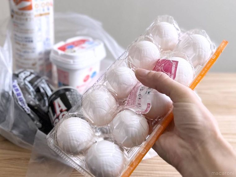 卵パックを手で持っている様子