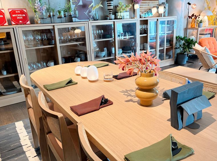 木のテーブルに並んだカトラリーや花瓶