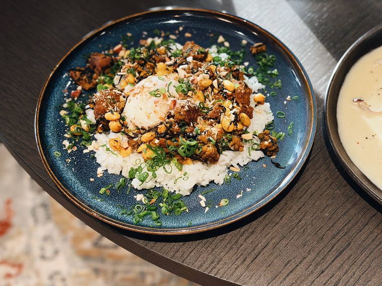 青い器に盛られた和風キーマカレー