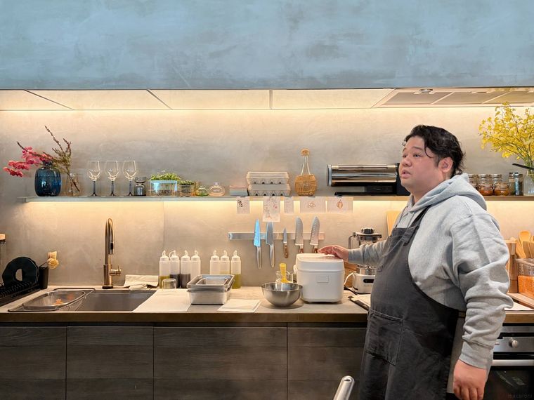 イケアの器具が並んだキッチンと、荒井昇シェフ