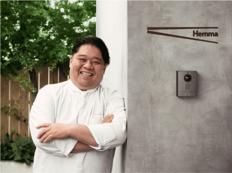 荒井昇シェフとコンクリートの壁に打ち込まれたHemmaのフォント