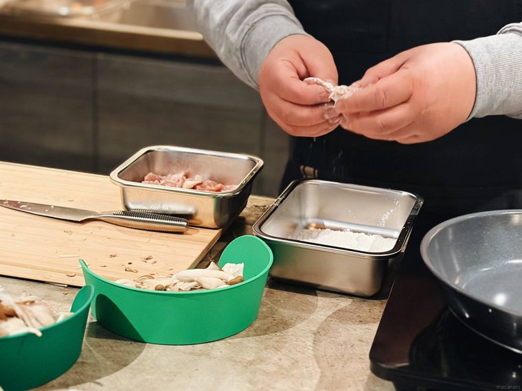 鶏肉に衣をつける荒井シェフ