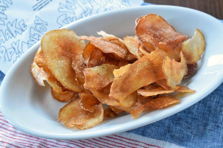 皿に盛ったポテトチップス