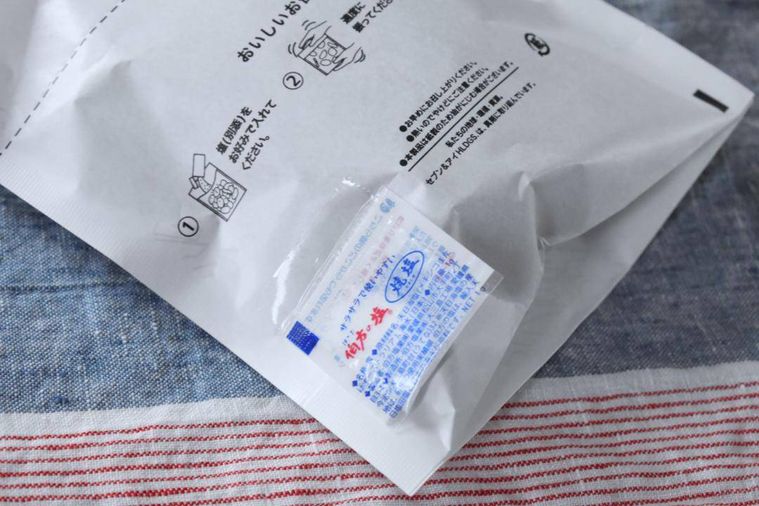 ポテトチップスの袋に添付された塩