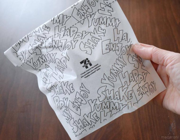 手に持ったセブンイレブンお店で揚げたポテトチップスの袋