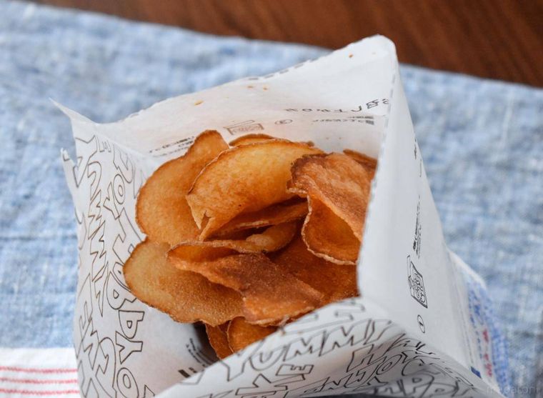 紙袋の中のポテトチップス