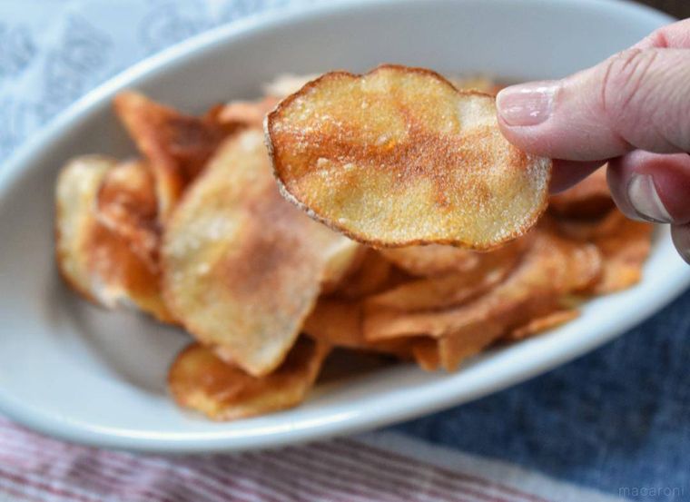 手に持ったポテトチップス