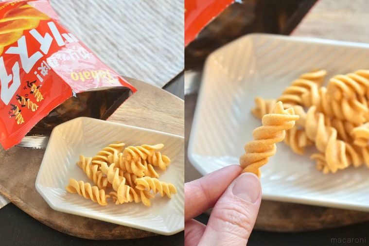 木のカッティングボードと白い皿にのったコンソメ味のコーンスナック