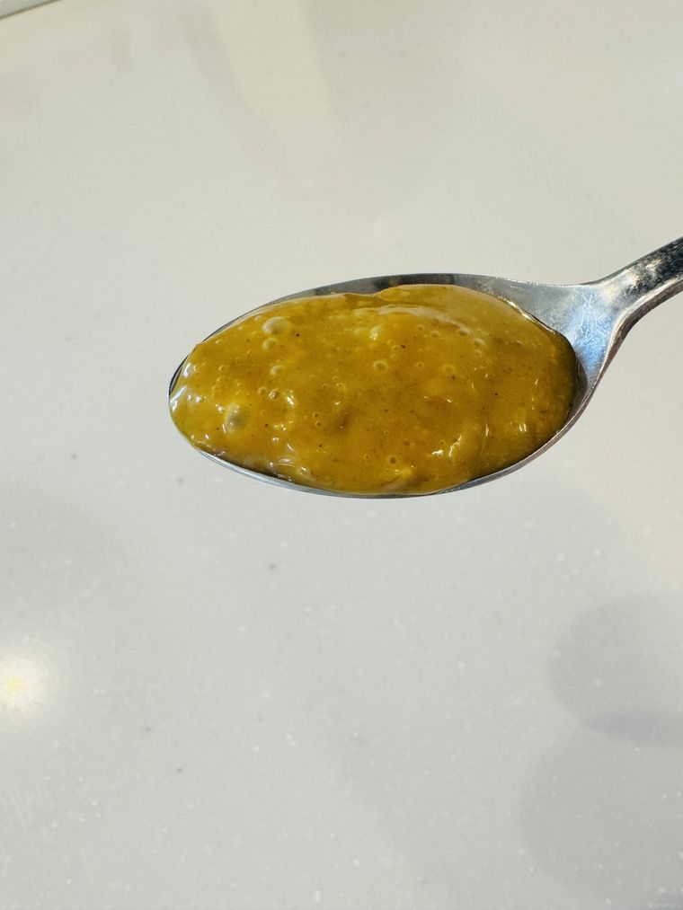 つけて食べるカレーディップをスプーンに取り出した様子