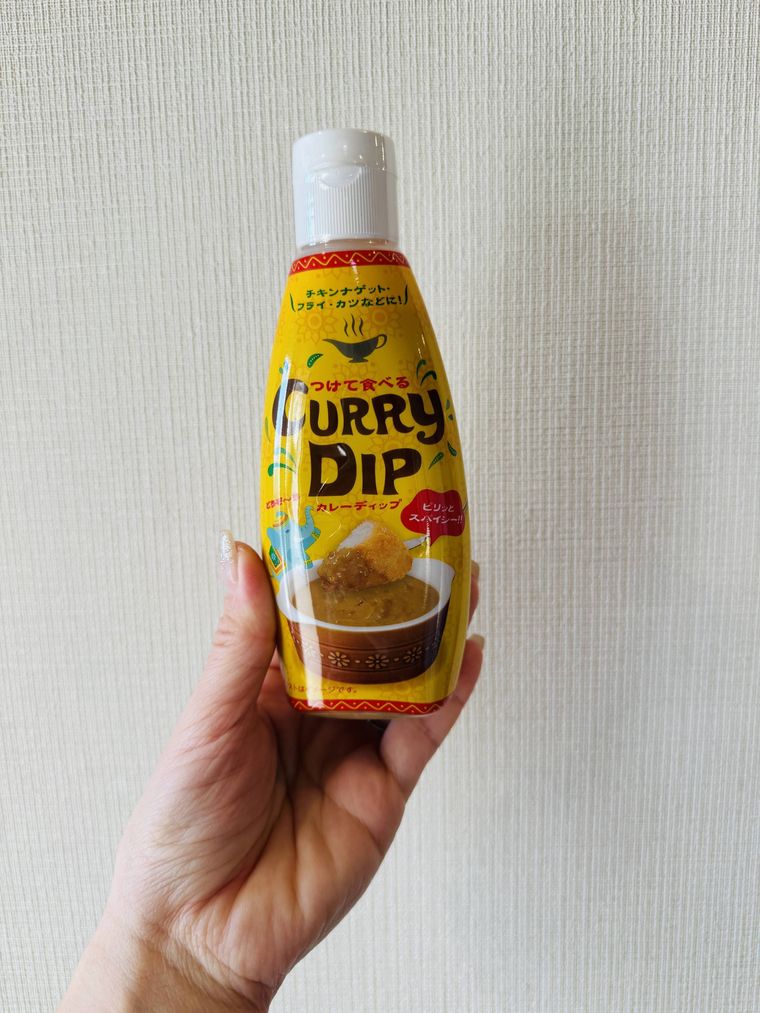 つけて食べるカレーディップを手に持った様子