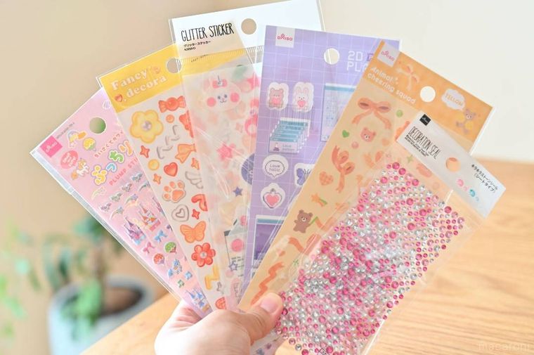 6枚のシールシートを扇形に持っている