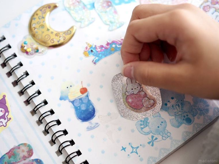 シール帳にシールを貼っているところ