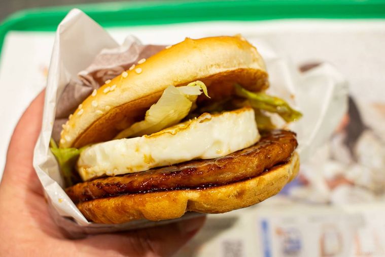 マクドナルドコク旨かるび焼肉風てりたまを手に持っている様子