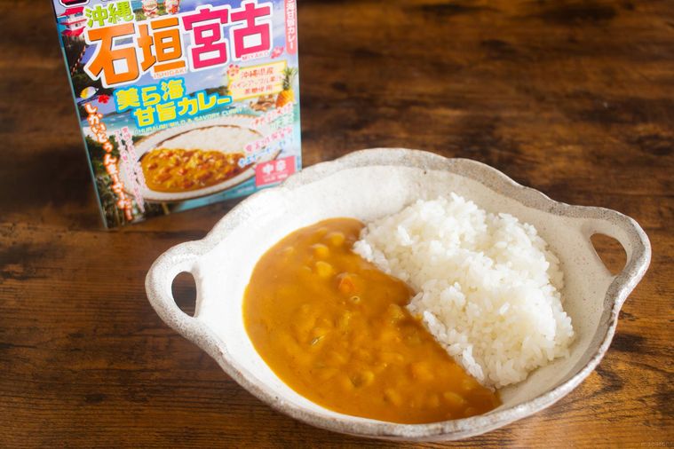 るるぶハチ コラボシリーズ沖縄 石垣宮古 美ら海甘旨カレーのパッケージと盛り付けたカレー