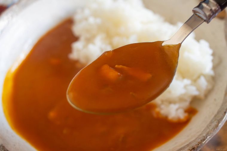 るるぶハチ コラボシリーズ徳島 阿波尾鶏のトマトバターカレーをスプーンですくっている