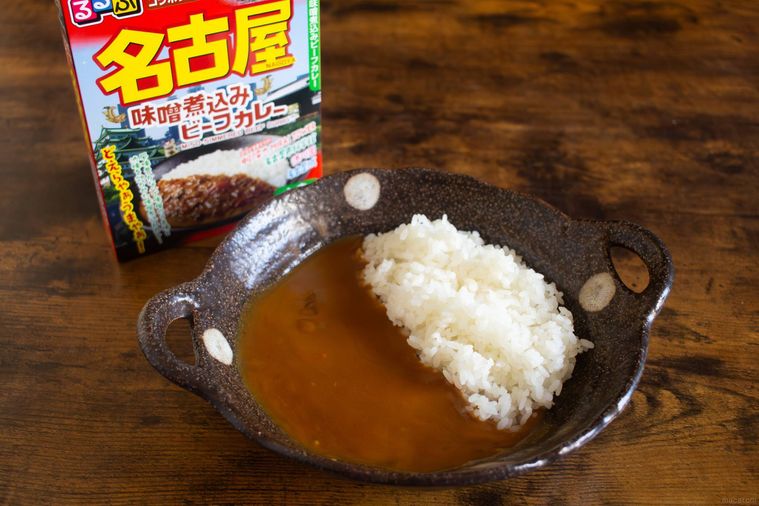 るるぶハチ コラボシリーズ名古屋 味噌煮込みビーフカレーのパッケージと盛り付けたカレー