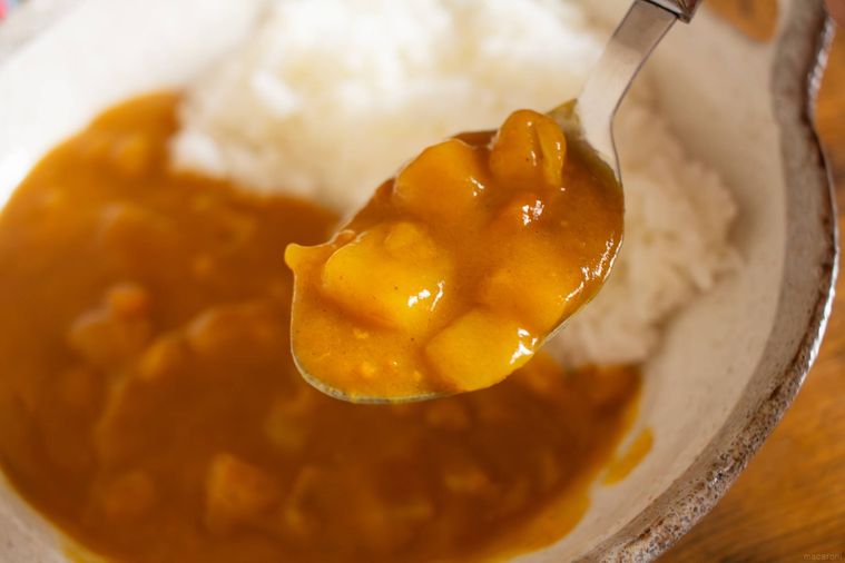 るるぶハチ コラボシリーズ沖縄 石垣宮古 美ら海甘旨カレーをスプーンですくっている