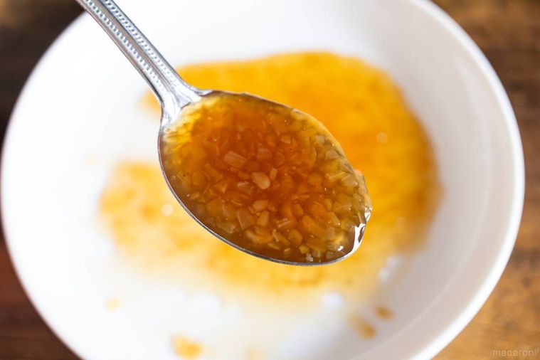 お皿に注いだキッコーマンかけるたまねぎ 香味しょうゆをスプーンですくっている様子