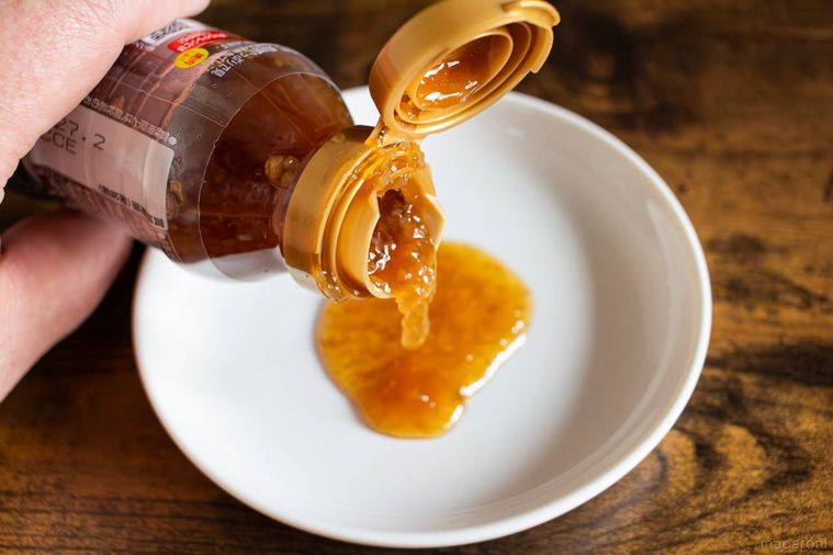 キッコーマンかけるたまねぎ 香味しょうゆを白いお皿に注いでいる様子