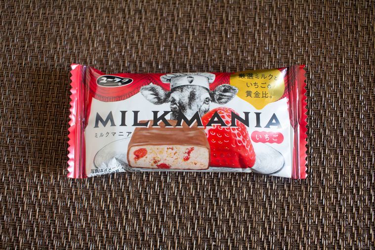 テーブルに置かれている有楽製菓ミルクマニアいちごのパッケージ