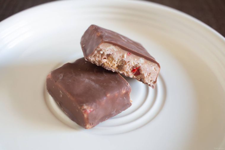 半分い割った有楽製菓ミルクマニアいちごを白いお皿に盛り付けている