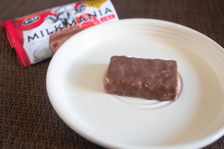 白いお皿にのった有楽製菓ミルクマニアいちごとパッケージ