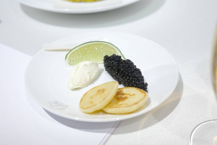 お皿に盛り付けられたキャビア