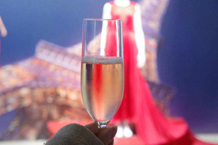 シャンパーニュを手に持っている
