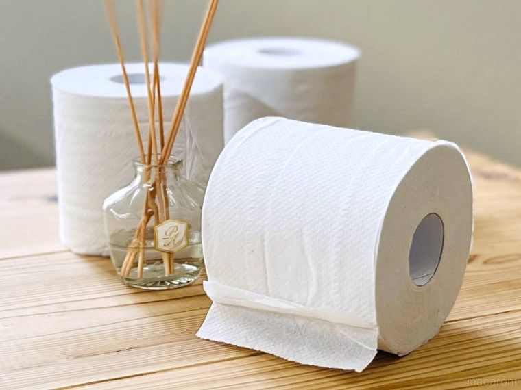 テーブルにトイレットペーパーを並べた様子