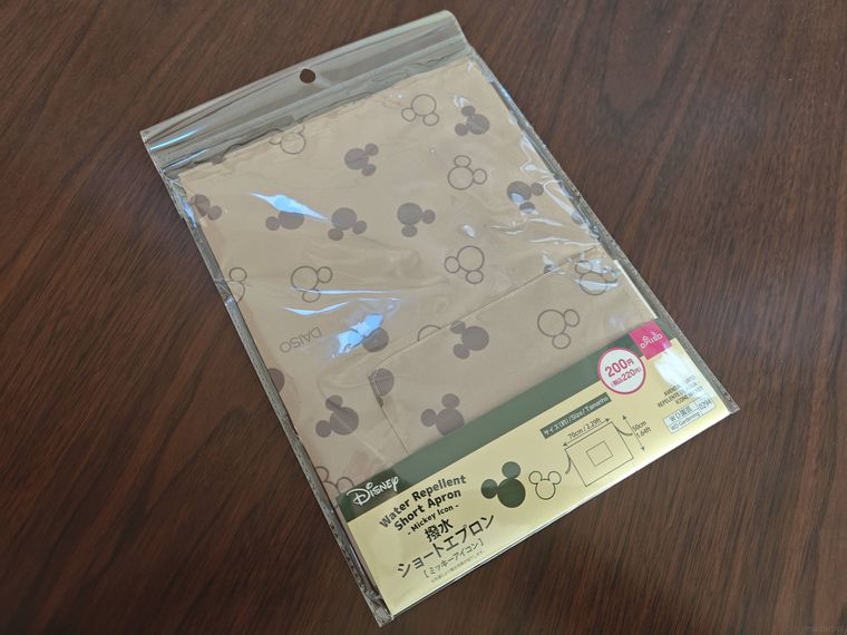 撥水ショートエプロンが机の上に置いてある