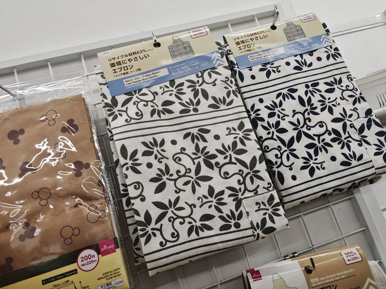 ダイソーのエプロンの販売コーナー