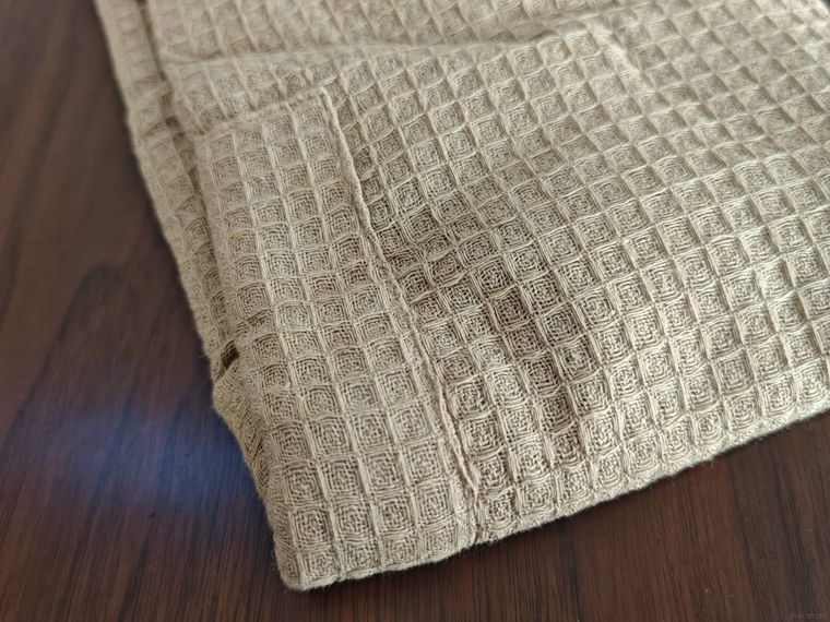リサイクル材料100 環境にやさしいエプロンが机の上に置いてある