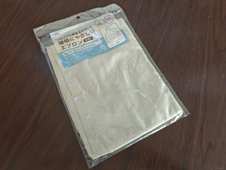 リサイクル繊維を利用した環境にやさしいエプロンが机の上に置いてある