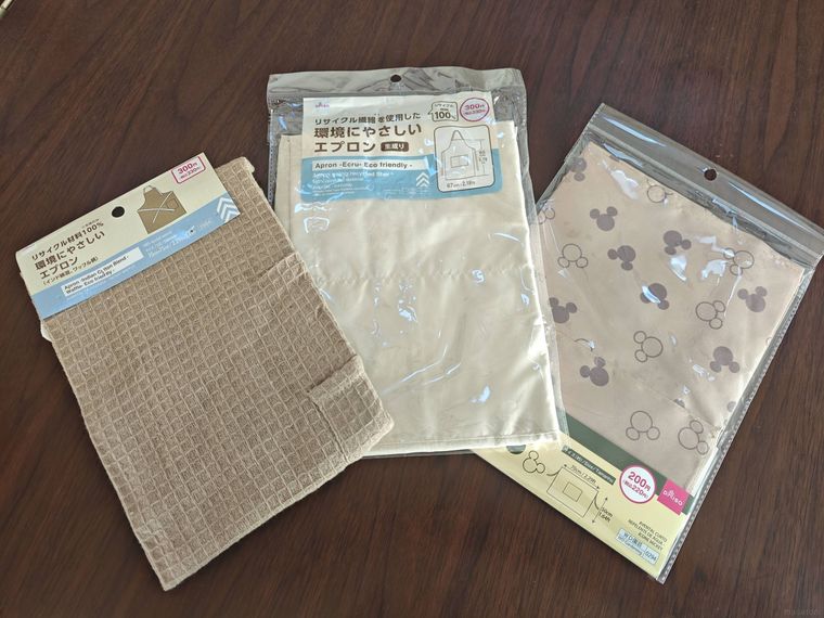 ダイソーで買えるエプロンが机の上に置いてある
