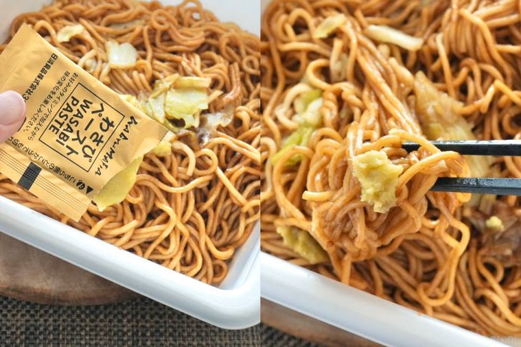 カップ焼きそばにわさびをつけて黒い箸で食べる様子