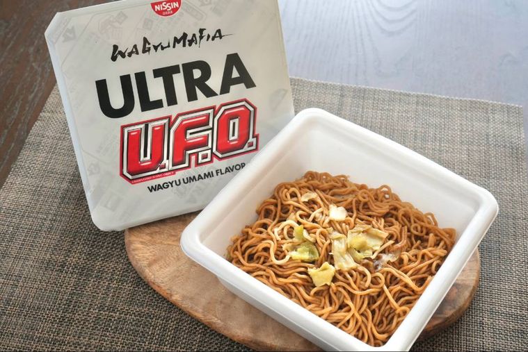 木のカッティングボードにのったカップ焼きそば