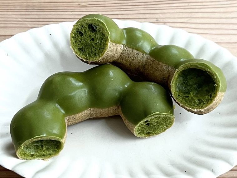 ミスタードーナツのポン・デ・ダブル宇治抹茶を半分にカットした様子