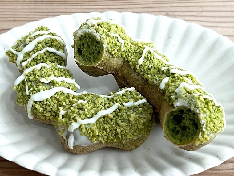 ミスタードーナツのポン・デ・ザク宇治抹茶ミルク風を半分にカットした様子