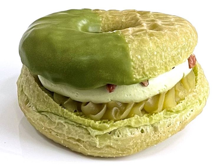 ミスタードーナツのドら抹茶 栗あん抹茶ホイップをパッケージから出した様子
