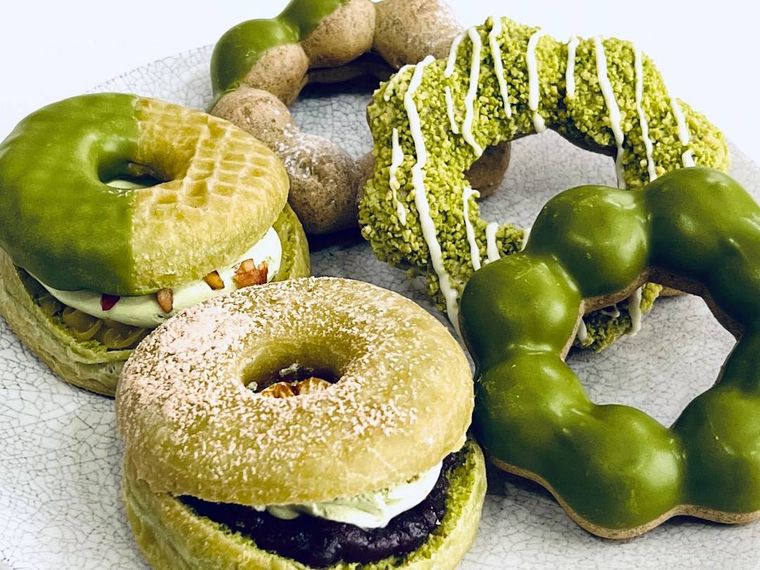 ミスタードーナツの宇治抹茶ドーナツシリーズ5種類を並べた様子