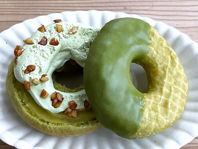 ドら抹茶 栗あん抹茶ホイップの上の生地を剥がした様子