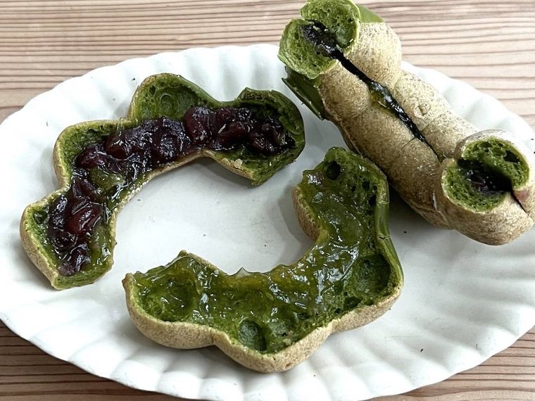 ポン・デ・宇治抹茶 あずき抹茶わらびもちの上の生地を剥がした様子