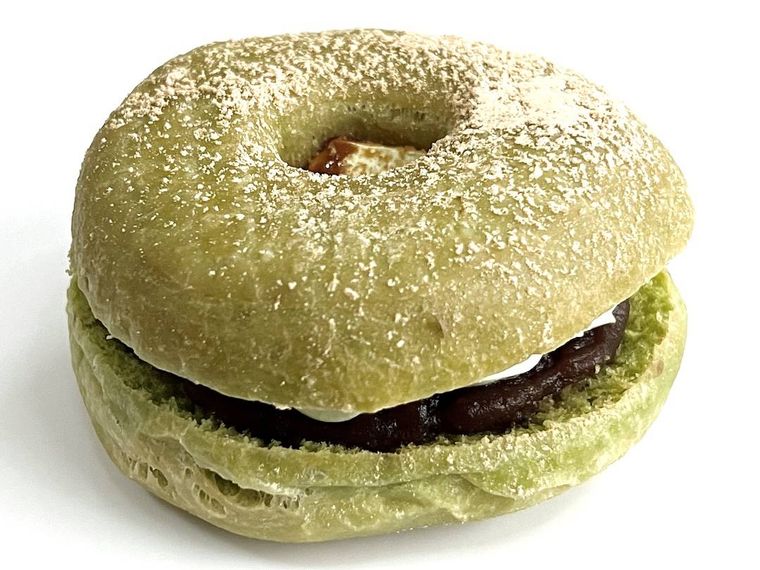 ミスタードーナツのドら抹茶 つぶあん華ホイップをパッケージから出した様子