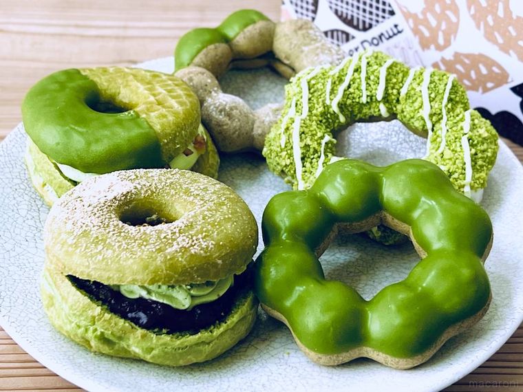 ミスタードーナツの宇治抹茶ドーナツシリーズ5種類を皿に並べた様子