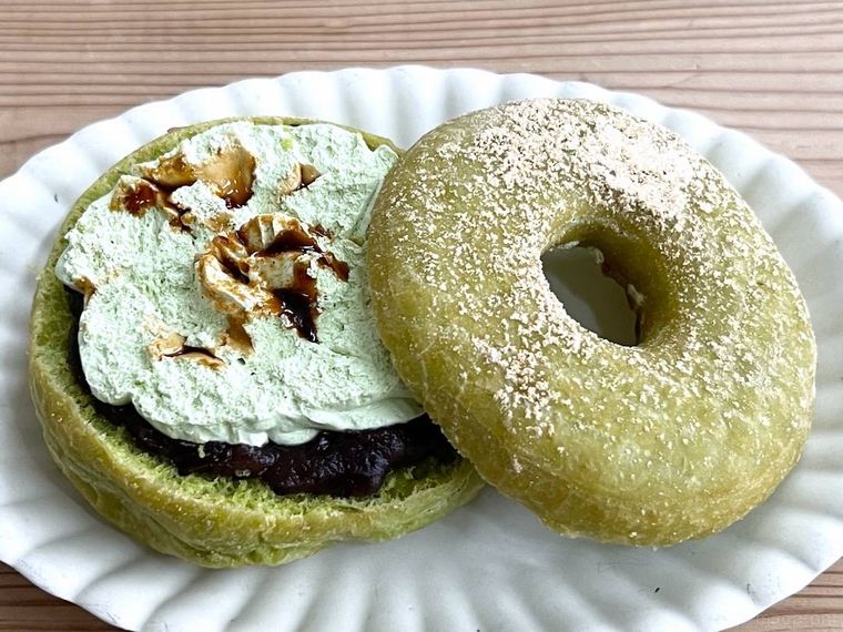 ドら抹茶 つぶあん華ホイップの上の生地を剥がした様子